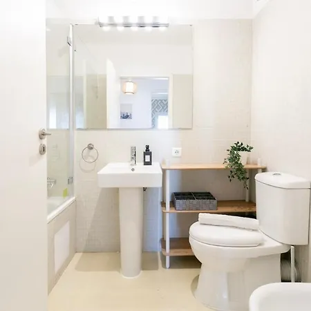 Modern 2bdr Flat In The City's Heart! * Лиссабон